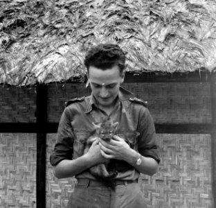 Militair met een jong vosje in het kampement bij Zanderij in Suriname, Bestanddeelnr 252-6398