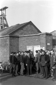 Mijnwerkersstaking in Frankrijk, mijnwerkers voor de ingang, Bestanddeelnr 914-8964