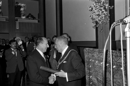 Mr. Cals en dr. Beel ere-burgers van Roermond, mr. Cals en Burgemeester R. G. A., Bestanddeelnr 920-3838