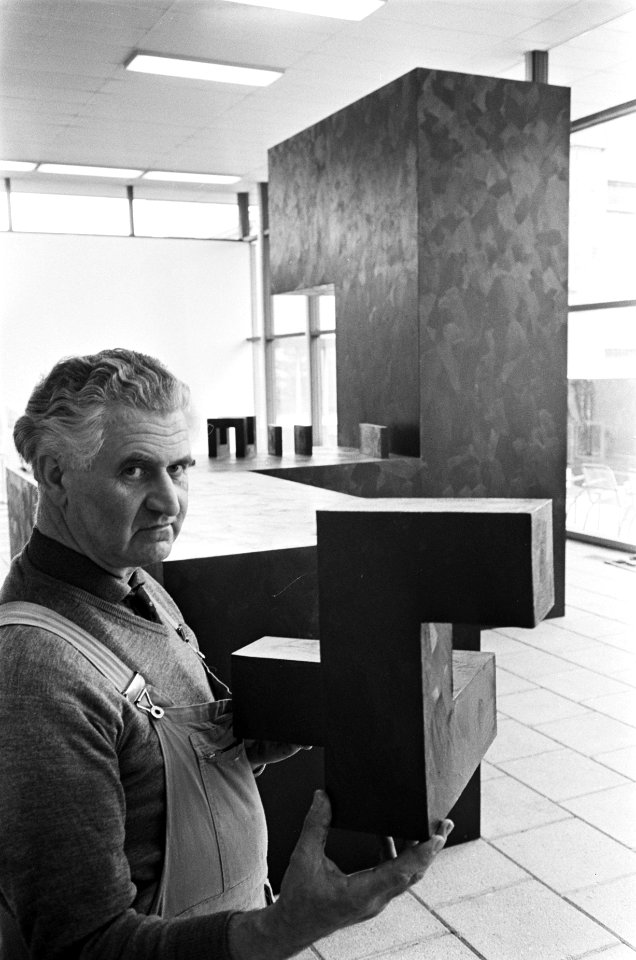 Minimal Art in Haags Gemeentelijk Museum. Kubussen van Tony Smith, Bestanddeelnr 921-1797