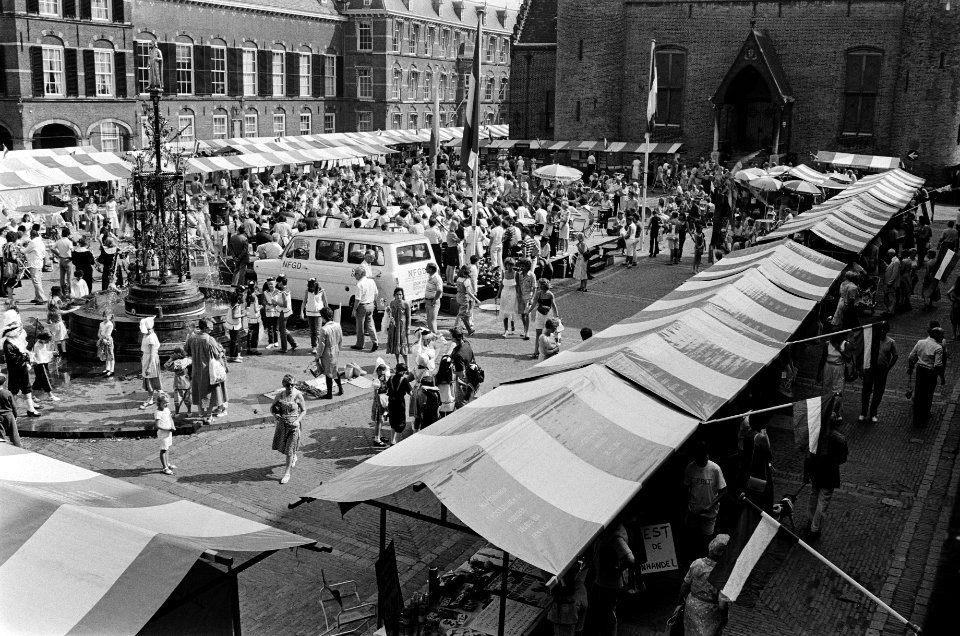 Milieu-infomarkt op Binnenhof (met Danny Kay ), Bestanddeelnr 932-1973