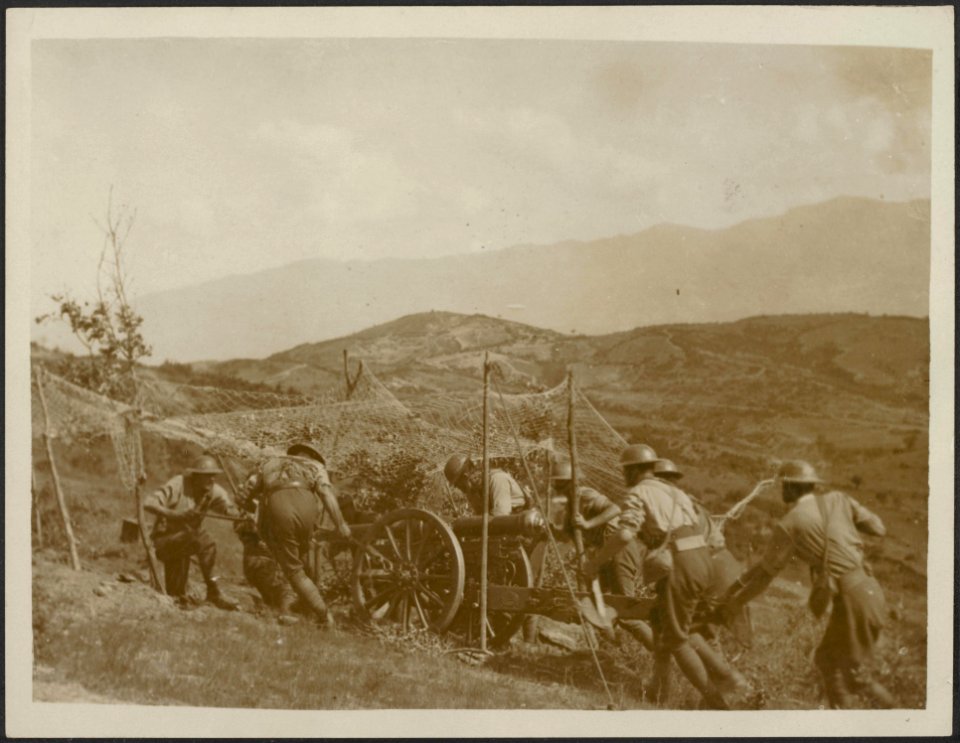 Mountain battery going into position. Two views show special screened roads, Bestanddeelnr 158-2174