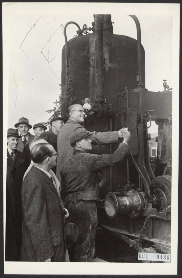Mr. J. in't Veld, minister van Wederopbouw en Volkshuisvesting heeft in Amsterda, Bestanddeelnr 091-0480