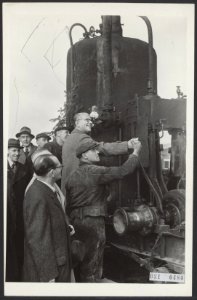 Mr. J. in't Veld, minister van Wederopbouw en Volkshuisvesting heeft in Amsterda, Bestanddeelnr 091-0480