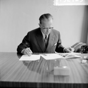 Mr. H. Alberda nieuwe KLM-president. Hier achter zijn bureau van de KLM in Den H, Bestanddeelnr 915-2723