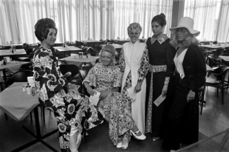 Modeshow van zelf ontworpen kleding in Amsterdam, Bestanddeelnr 923-5923