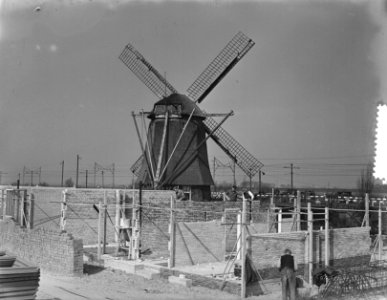 Molen in verdrukking tussen nieuwbouw in Amsterdam-West, Bestanddeelnr 905-6317