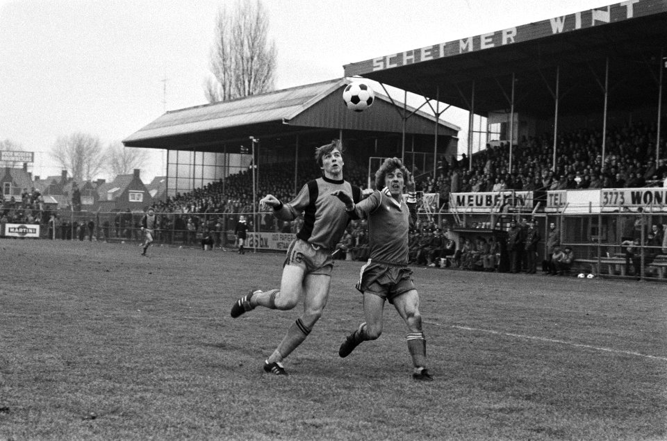 Molenaar (Volendam) links, in duel met Holwerder van Sparta, Bestanddeelnr 930-1692
