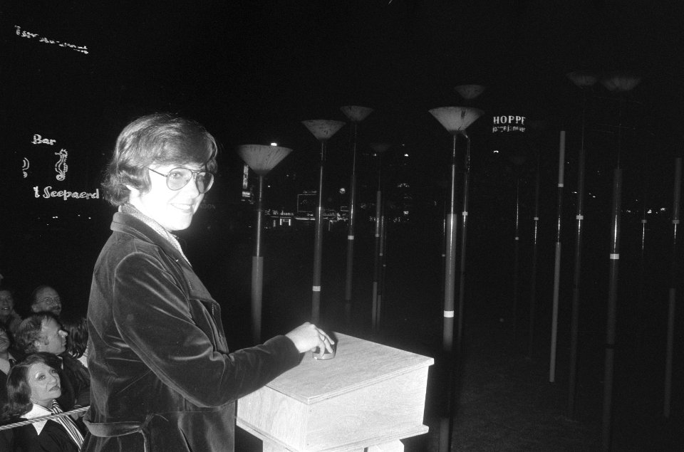 Moment van ontsteken van de feestverlichting op het Rembrandtplein, Bestanddeelnr 927-8990
