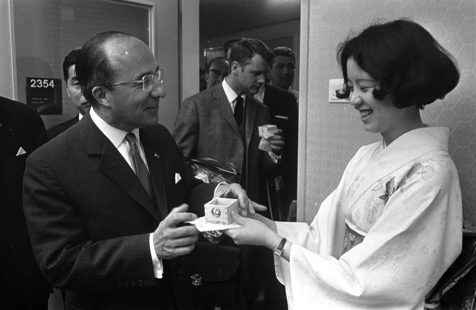 Mr. Cals opende Jal VIP room op Schiphol ter gelegenheid van Expo 70 in Japan, Bestanddeelnr 921-2825