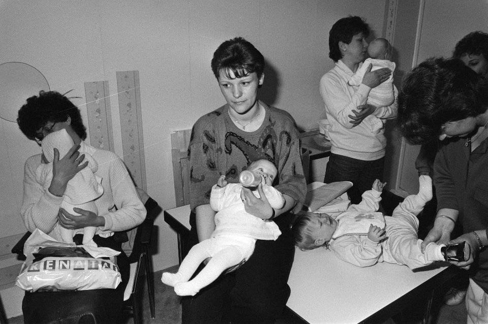 Moeders met baby's op de Negen Maanden Beurs 1986 in de RAI te Amsterdam, Bestanddeelnr 933-6192