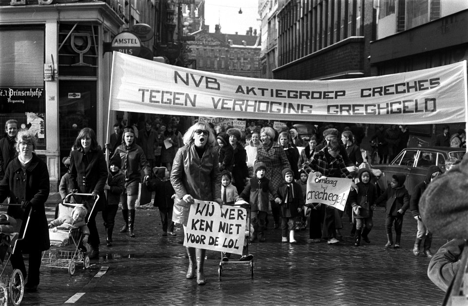 Moeders met kinderen demonstreren tegen verhoging crecheprijzen op de Dam. Demon, Bestanddeelnr 923-2677