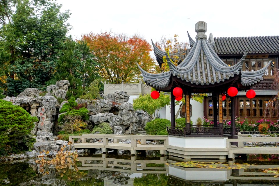 Moon Locking Pavilion- Lan Su Chinese Garden - Portland, Oregon - DSC01620