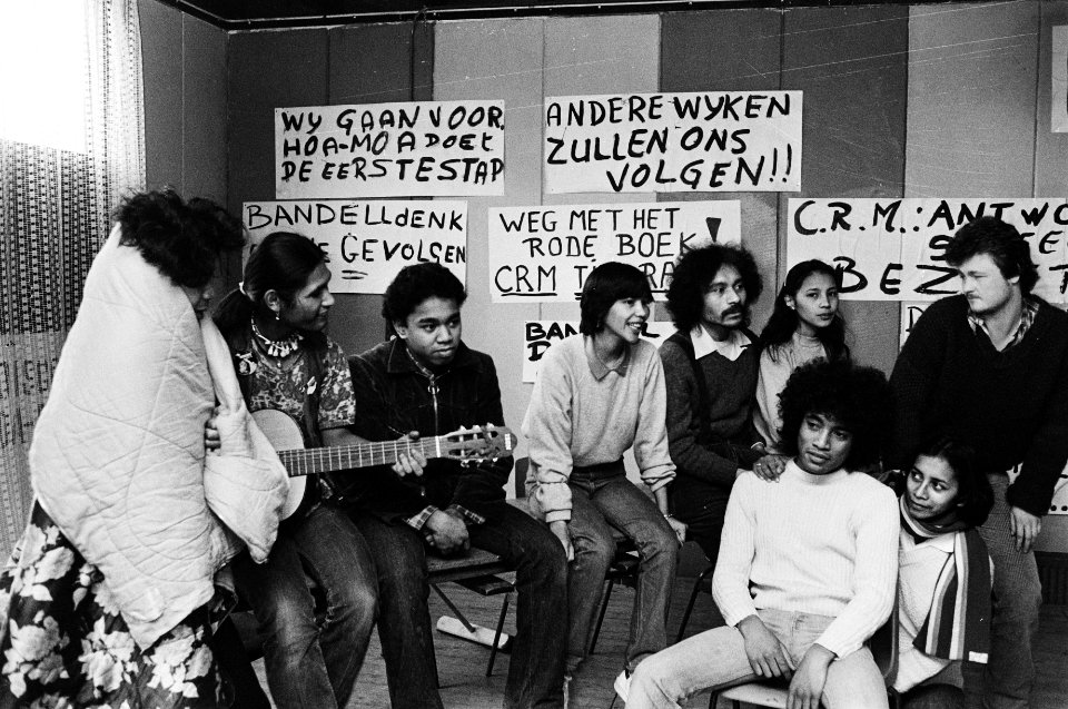 Molukkers bezetten Hoa Moa gebouw van welzijnsorganisaties bezetters in het geb, Bestanddeelnr 930-6367