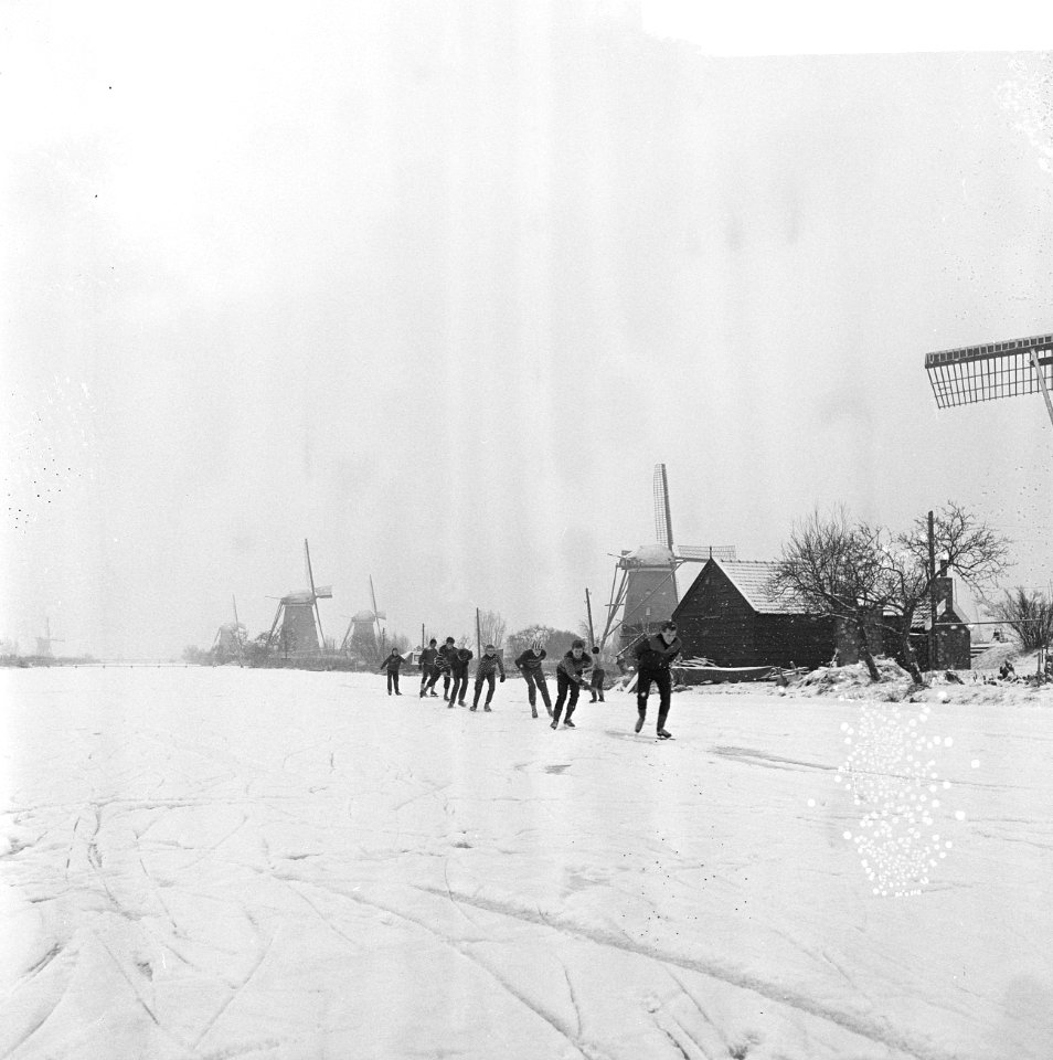Molentocht te Kinderdijk, een groepje schaatsers op weg, Bestanddeelnr 918-6860