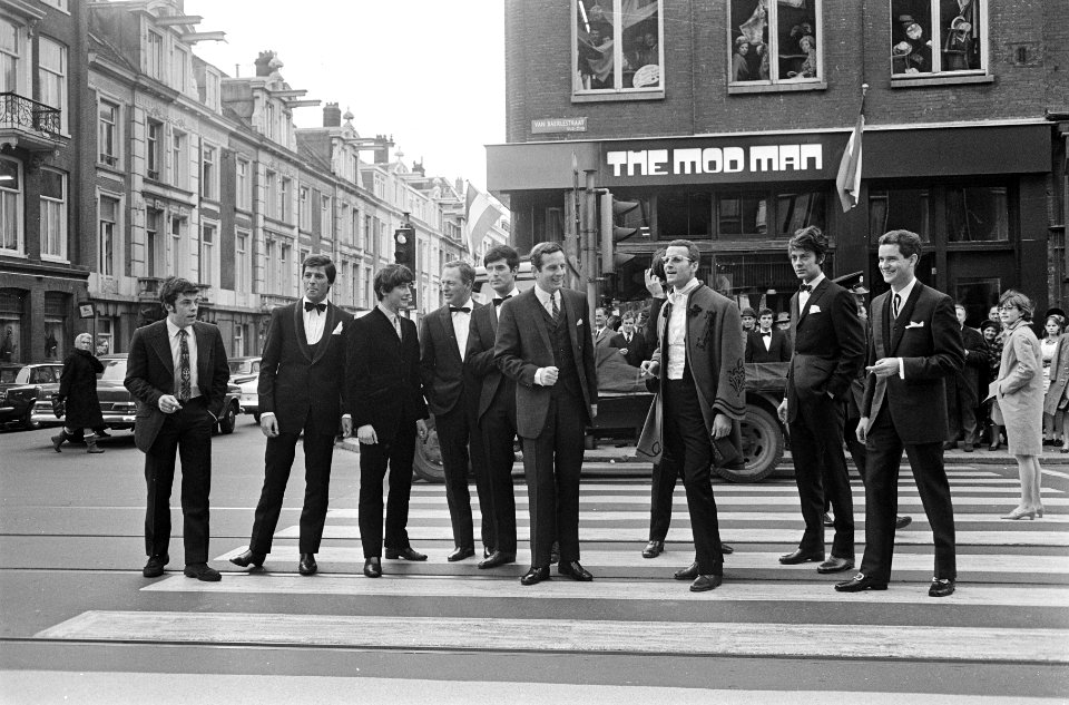 Modeshow door mannen, bij opening Society-shop in Van Baerlestraat, Bestanddeelnr 920-1188