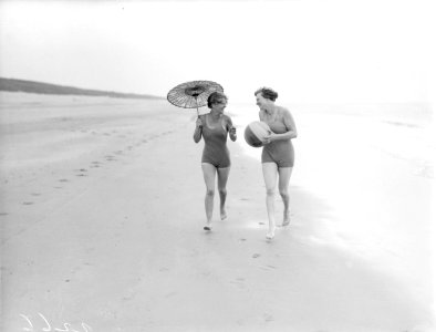 Model Eva Waldschmidt (met parasol) en Van de Polls vrouw Nell Langlais lopen la, Bestanddeelnr 252-0786