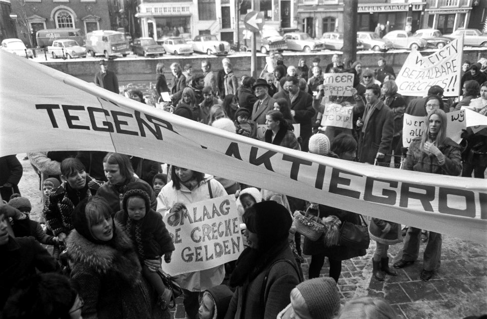 Moeders met kinderen demonstreren tegen verhoging crecheprijzen op de Dam. Demon, Bestanddeelnr 923-2680