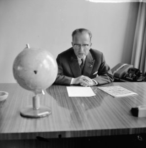 Mr. H. Alberda nieuwe KLM-president. Hier achter zijn bureau van de KLM in Den H, Bestanddeelnr 915-2725