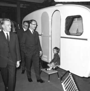 Mr. F. J. Kranenburg ( Commissaris Koningin in Noord Holland ) caravantentoonste, Bestanddeelnr 917-3863