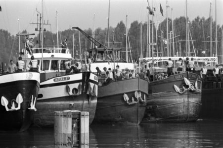 Mobiele Eenheid treedt op tegen blokkade door binnenvaartschepen, Bestanddeelnr 931-6257 photo