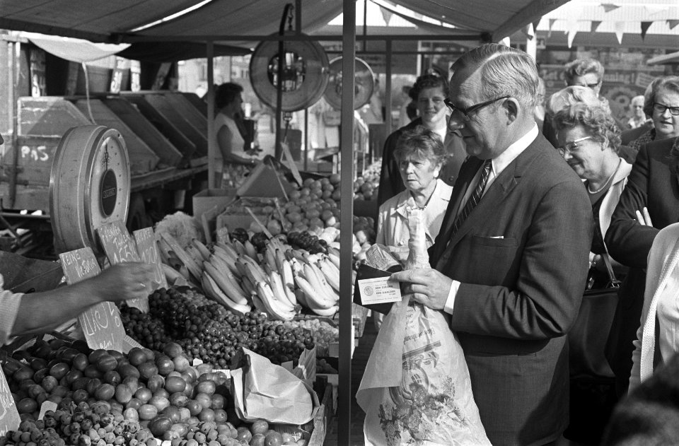 Mr. J. Bootsma , wethouder voor het marktwezen in Amsterdam, opent markt op het , Bestanddeelnr 922-7730