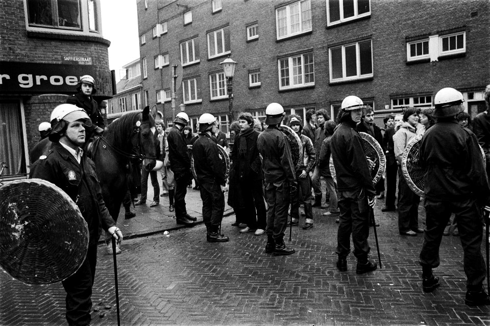 Mobiele Eenheid ontruimt 11 kraakpanden aan de Savierstraat in Amsterdam politi, Bestanddeelnr 930-6616