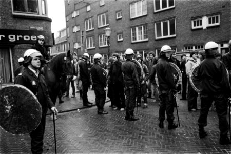 Mobiele Eenheid ontruimt 11 kraakpanden aan de Savierstraat in Amsterdam politi, Bestanddeelnr 930-6616