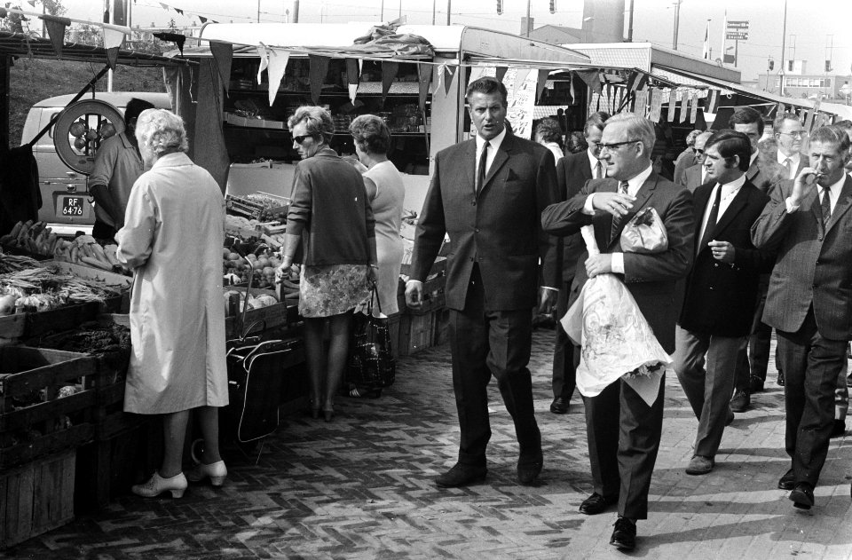 Mr. J. Bootsma , wethouder voor het marktwezen in Amsterdam, opent markt op het , Bestanddeelnr 922-7726