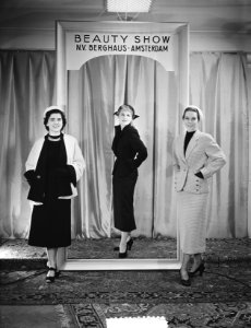 Modeshow N. V. Berghuis Amsterdam, Bestanddeelnr 905-5813