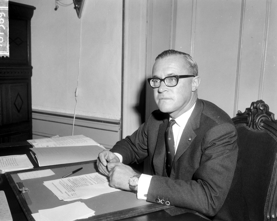 Mr. J.G. van Schelle secretaris van de heer Claus von Amsberg , hier in zijn kam, Bestanddeelnr 918-1369