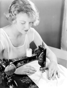 Model Eva Waldschmidt achter de naaimachine, Bestanddeelnr 252-0622