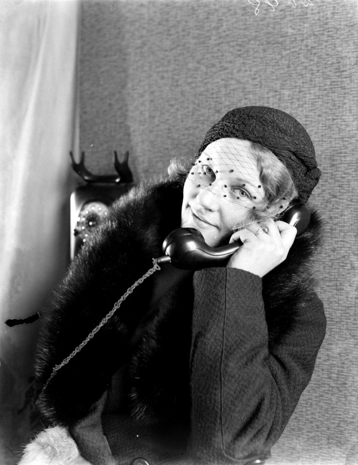 Model Eva Waldschmidt aan de telefoon, Bestanddeelnr 252-1114