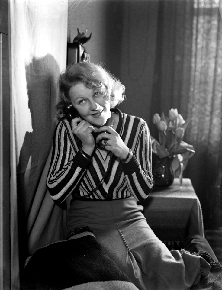Model Eva Waldschmidt aan de telefoon, Bestanddeelnr 252-1110
