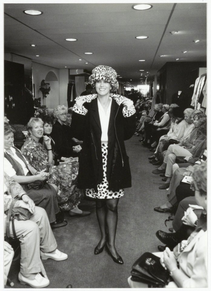 Modeshow bij Firma de Leeuwen Generaal Cronjéstraat 43. NL-HlmNHA 54036122