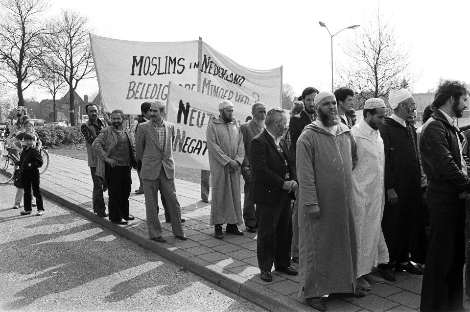 Moslims demonstreren voor het gebouw van de NOS tegen eventueel uitzenden van de, Bestanddeelnr 930-7713