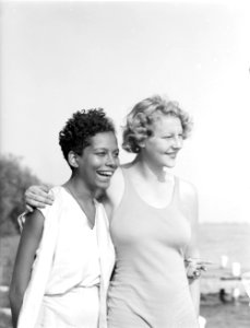 Model Eva Waldschmidt (r) en een onbekende vrouw aan de oever van de Westeinderp, Bestanddeelnr 252-0934