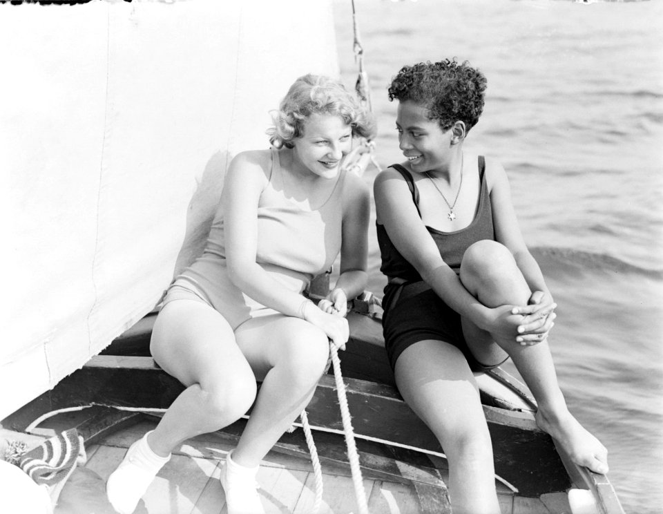 Model Eva Waldschmidt en onbekende vrouw in badkleding in zeilboot, Bestanddeelnr 252-0900