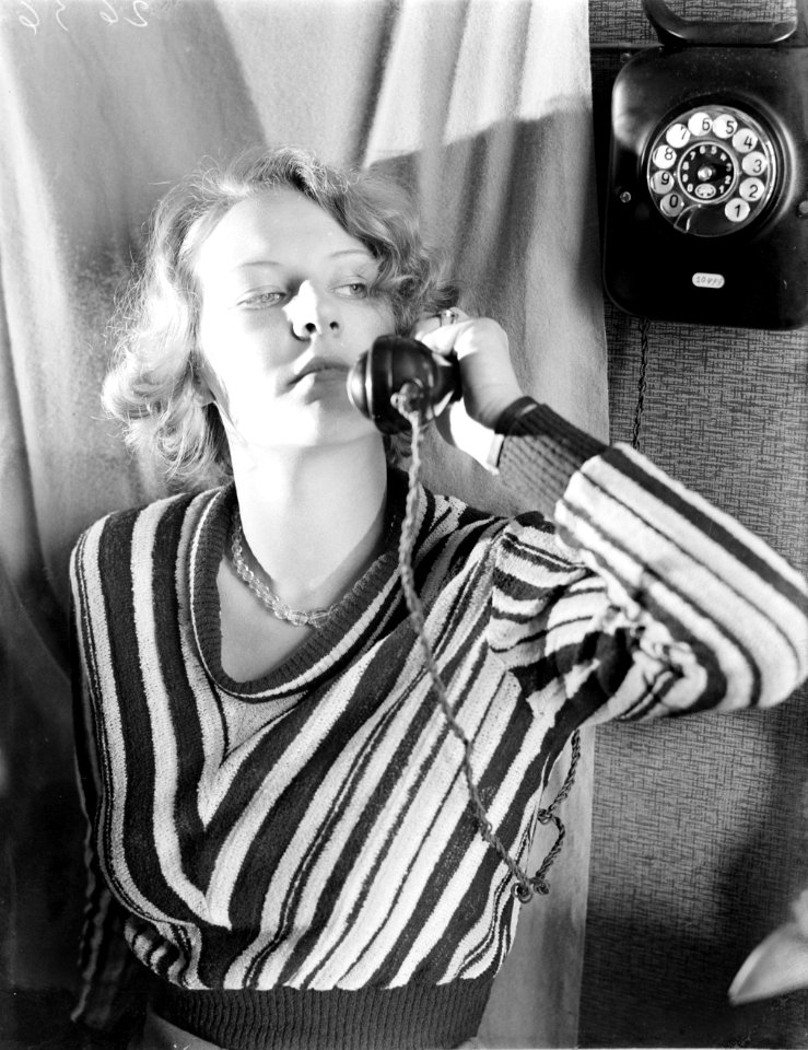 Model Eva Waldschmidt aan de telefoon, Bestanddeelnr 252-1102