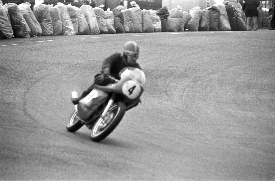 Motorcoureurs in actie tijdens de races voor standaardmotoren op het circuit van, Bestanddeelnr 925-7123
