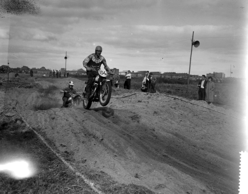 Motorcross te Amsterdam bij de Sloterplas, G Wassink in actie, Bestanddeelnr 910-7057
