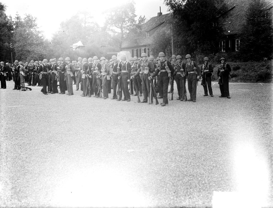 MOC Hilversum. Matrozen met geweren en helmen, Bestanddeelnr 903-0200