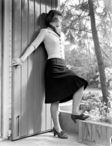 Model (stiefdochter Renée) in een gebreid vestje, Bestanddeelnr 190-0901