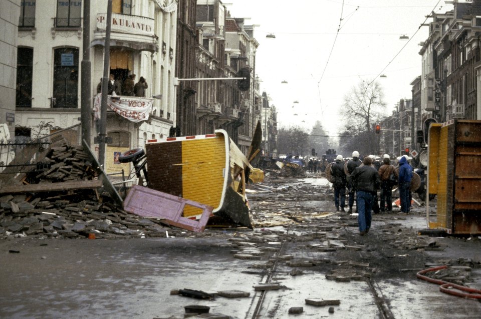 Mobiele Eenheid , tanks en pantservoertuigen ruimen barricades rond kraakpand in, Bestanddeelnr 253-8157