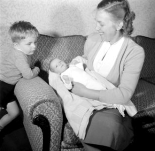 Mevrouw Rietveld met baby en kind, Bestanddeelnr 254-2486 photo