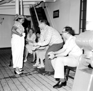 Mevrouw Snijders, verkleed als Surinaamse, danst op de ms. Nestor op weg naar Su, Bestanddeelnr 252-2138