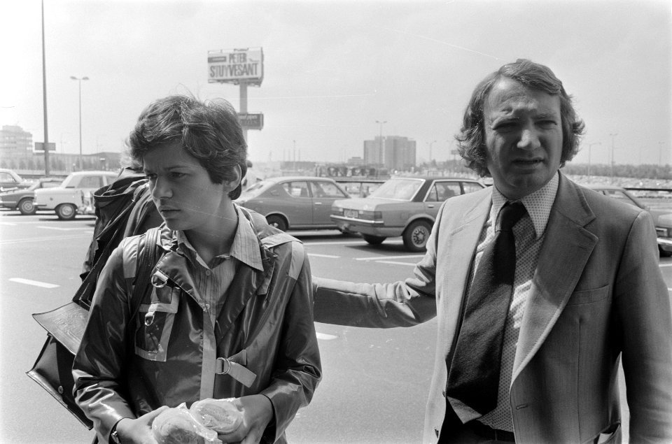Mevrouw Sjtsjaramsky met portret van haar man de Russisch dissident Anatolic Sjt, Bestanddeelnr 929-8126