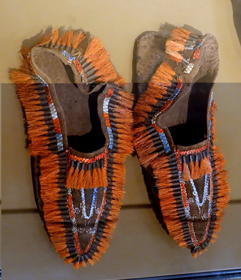 Moccasins with porcupine quillwork and tufts of red hair, Huron, c. 1820 - Ethnological Museum, Berlin - DSC01111