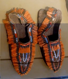 Moccasins with porcupine quillwork and tufts of red hair, Huron, c. 1820 - Ethnological Museum, Berlin - DSC01111