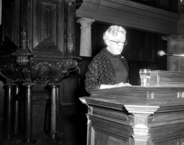 Mevr ir JH Mulder achter katheder in de aula van de Universiteit van Amsterd, Bestanddeelnr 919-7704